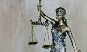 Figurka Temidy z wagą. Zastanawiasz się, ile bierze adwokat za sprawę o odszkodowanie?