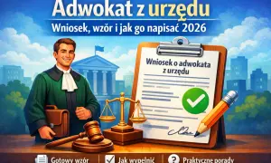 Uśmiechnięty prawnik w todze obok dokumentu "Wniosek o adwokata z urzędu". Dowiedz się, kiedy złożyć wniosek o adwokata z urzędu.