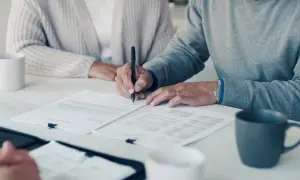 Para omówiła, kto ponosi koszty zniesienia współwłasności, podpisując dokumenty.