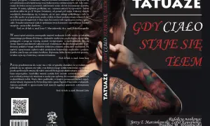 Kobieta z tatuażami na ramionach i przedramionach. Książka "Tatuaże. Gdy ciało staje się tłem" porusza temat, czy sędzia może mieć tatuaż.