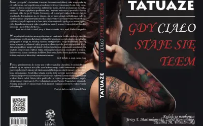 Kobieta z tatuażami na ramionach i przedramionach. Książka "Tatuaże. Gdy ciało staje się tłem" porusza temat, czy sędzia może mieć tatuaż.