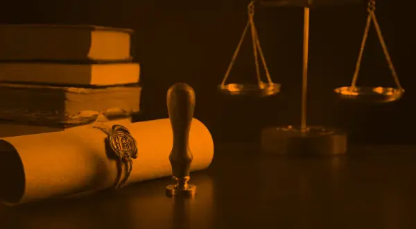 Zapieczętowany dokument, waga sprawiedliwości i księgi. Pytanie o zachowek po rodzicach do ilu lat?