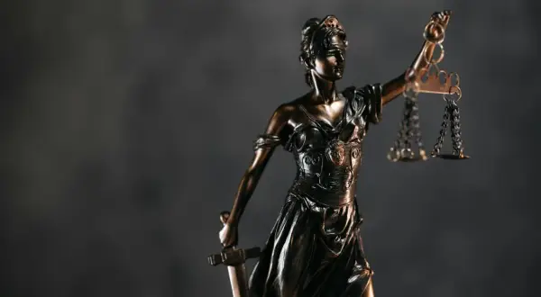 Temida z wagą i mieczem. Czas na odpowiedź na apelację jest kluczowy w sprawiedliwym procesie.