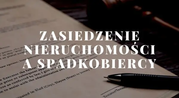 Zasiedzenie nieruchomości po osobie zmarłej. Dokumenty prawne, młotek sędziowski i długopis sugerują proces prawny związany z dziedziczeniem.