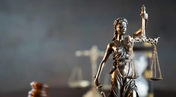 Temida z wagą i mieczem, symbol sprawiedliwości. Zastanawiasz się, ile trwają studia prawnicze w USA?