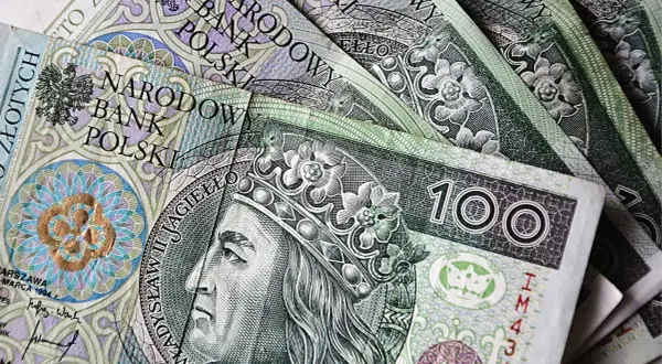Złotówki polskie, banknot 100 zł z Władysławem Jagiełłą. Czekanie na uzasadnienie wyroku bywa długie, ale pieniądze zawsze są.