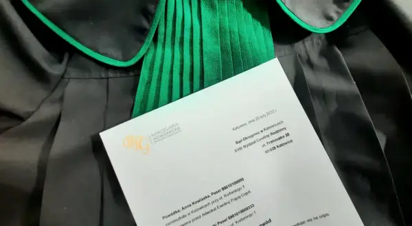 Pozew rozwodowy na tle tog prawniczych. Dokument zawiera dane stron i sąd.