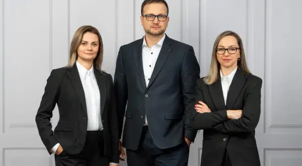 Trzy osoby w garniturach. Zastanawiasz się, czy warto pisać odpowiedź na apelację? Oni wiedzą.