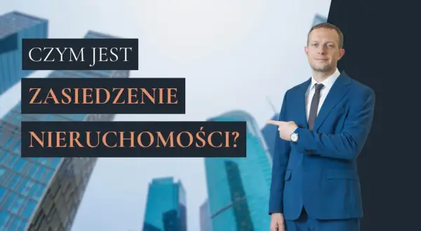 Mężczyzna w garniturze wskazuje na tekst "CZYM JEST ZASIEDZENIE NIERUCHOMOŚCI?", na tle nowoczesnych budynków.