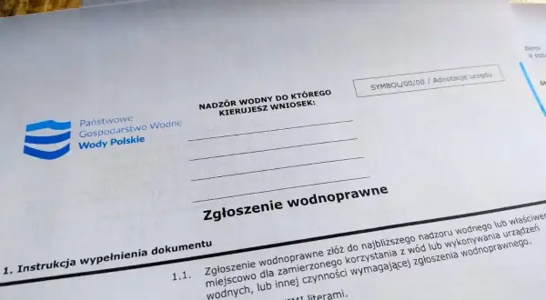 Formularz "Zgłoszenie wodnoprawne" Państwowego Gospodarstwa Wody Polskie. Instrukcja podpowiada, jak napisać wniosek do urzędu.