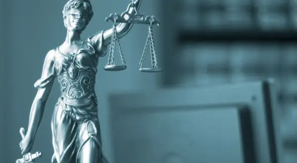 Figurka Temidy z wagą i mieczem. Zastanawiasz się, ile kosztuje apelacja u adwokata?
