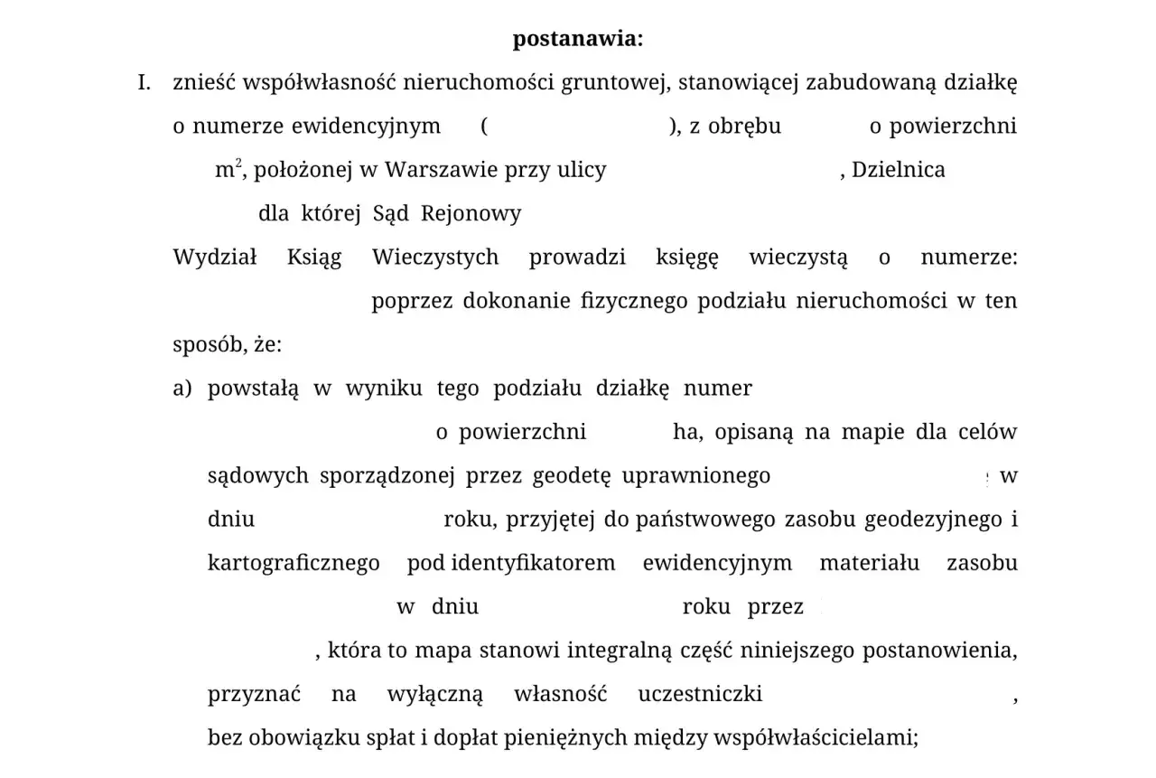 Postanowienie sądu dotyczące zniesienia współwłasności nieruchomości. Opisuje procedurę sądowy podział nieruchomości, w tym fizyczny podział działki i sporządzenie mapy przez geodetę.